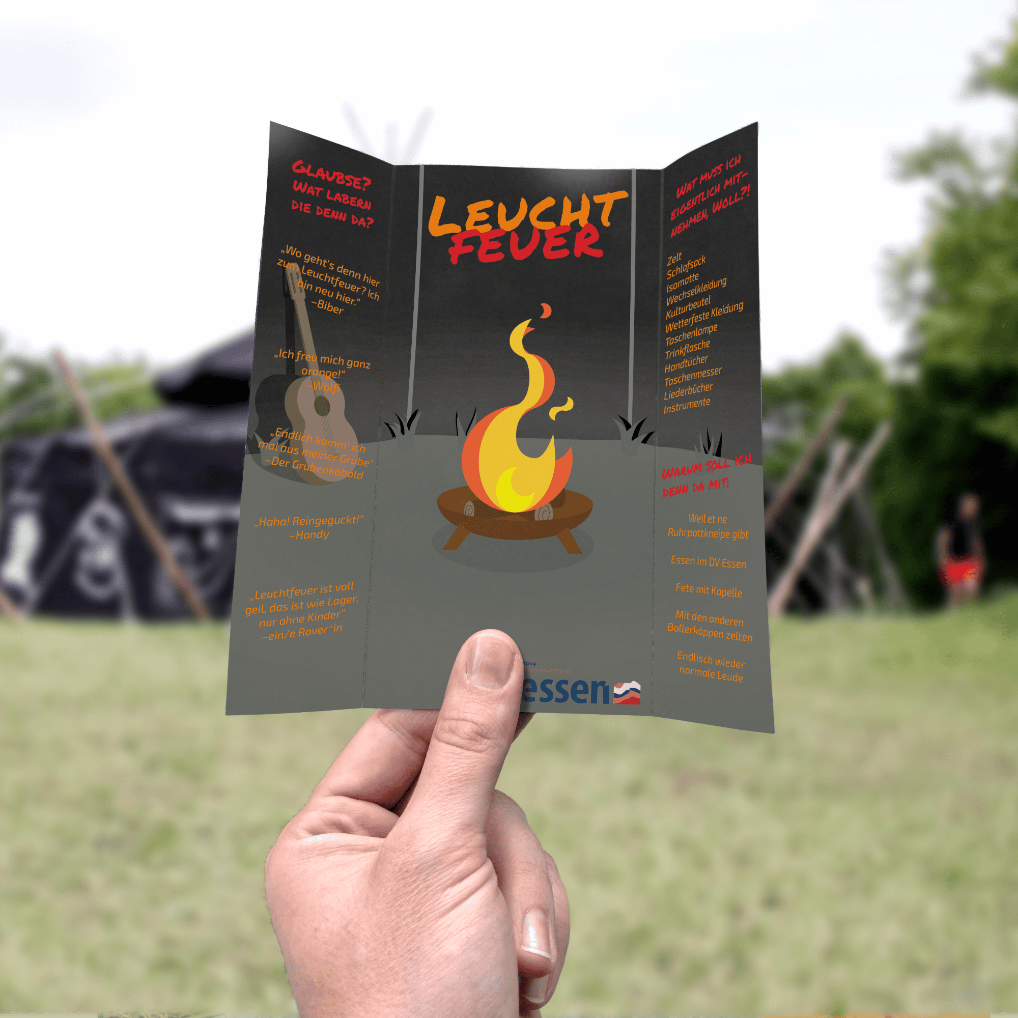 Flyer geöffnet zeigt das Innere eines Zelts, mit Lagerfeuer. Die Überschrift lautet: "Leuchtfeuer"