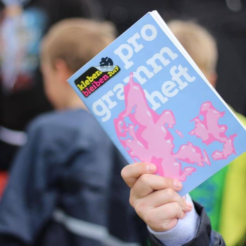 Kleben Bleiben Programmheft Cover